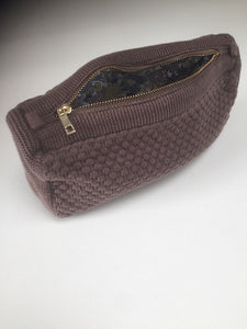 1 STYK - VAREPRØVE - STRIKKET CLUTCH- BROWN -22X11X5CM