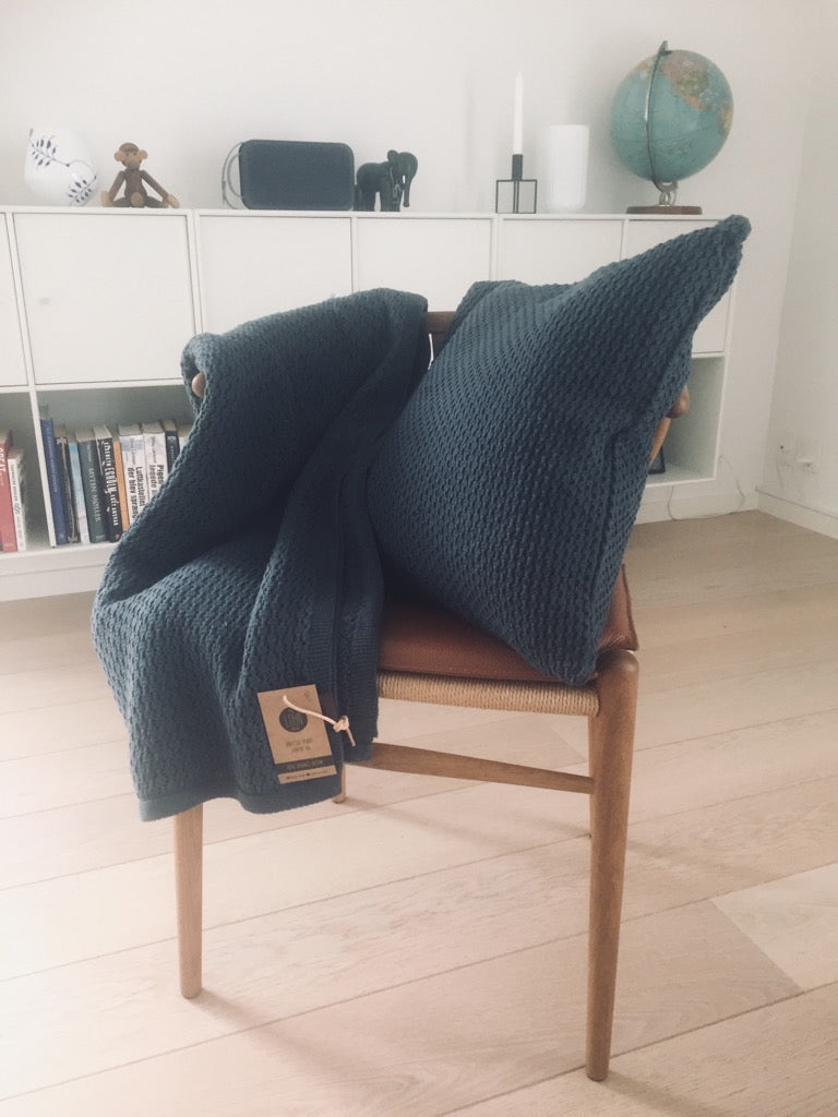 VAREPRØVE - SÆT MED STRIKKET PLAID 140X160CM + PUDE 50X50CM - CRYSTAL - BLÅGRÅ