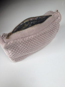 1 PIECE - SAMPLE - KNITTED CLUTCH - LIGHT ROSE -22X11X5CM