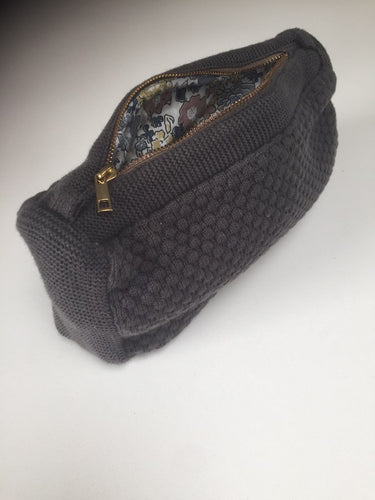 1 STYK - VAREPRØVE - STRIKKET CLUTCH- GREY-22X11X5CM