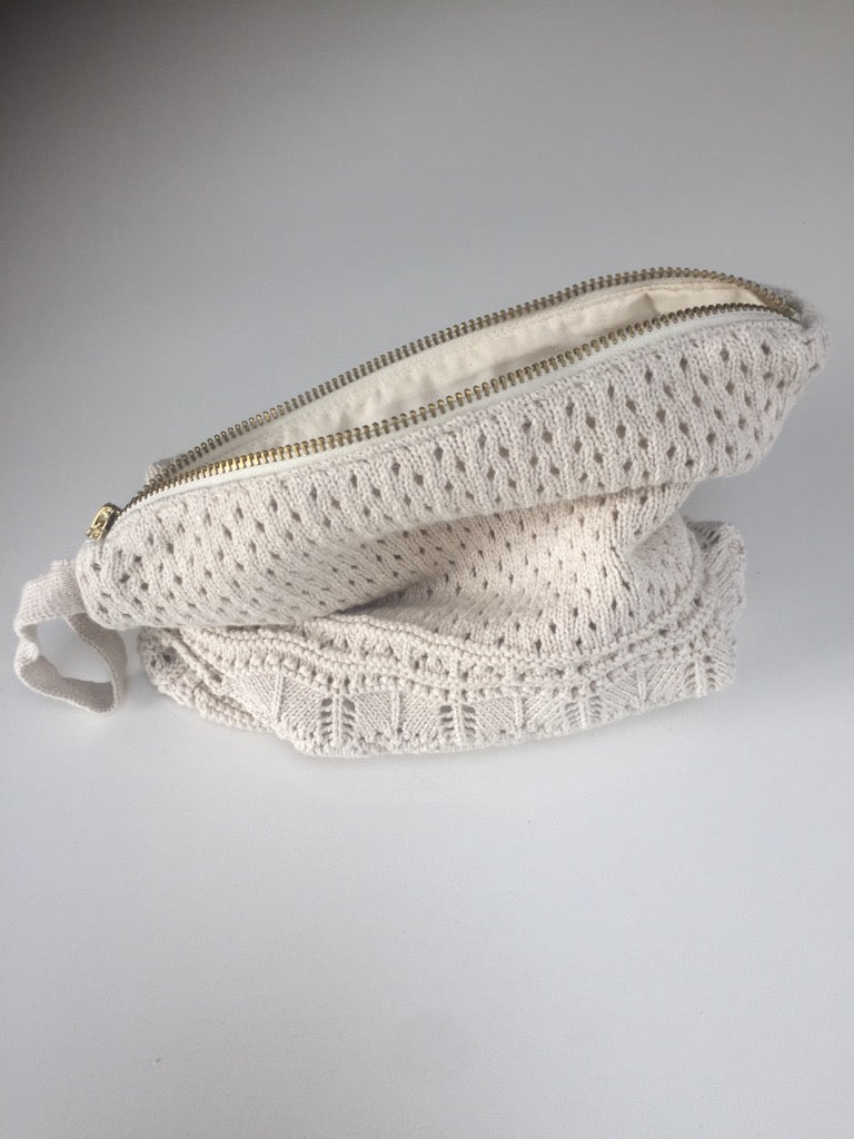 VAREPRØVE - STRIKKET STOR POUCH -BEIGE  - 30X26X8CM