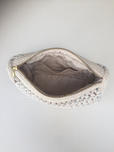 GANSKE FÅ STYK TILBAGE - STRIKKET CLUTCH - MULTIFARVET - 22X11X5 CM (BEIGE/BRUN/BLÅ)