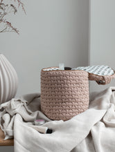 SAMPLE - STRIKKET TOILETTASKE - RUND - ROSE - 15X17CM