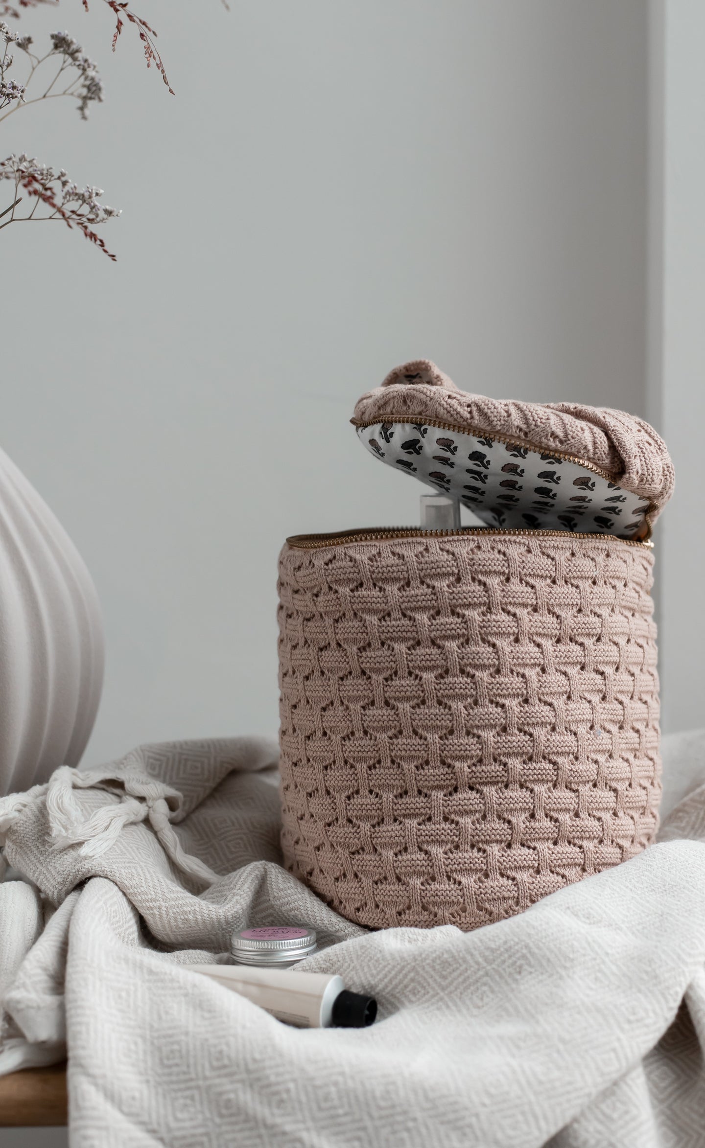 FOTOMODEL - STRIKKET TOILETTASKE - ROSE - 15X17 CM - RUND