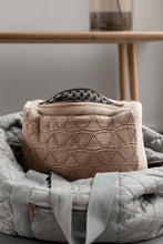 STRIKKET TOILETTASKE - TOTE - KHAKI - 30X22X11 CM - STOR
