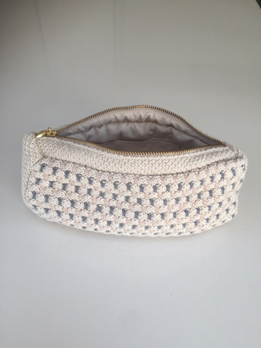 NEW IN - KNITTED CLUTCH - MULTICOLOR - 22X11X5 CM (BEIGE/BRAUN/BLUE)