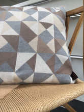 NYHED - LIMITED EDITION - STRIKKET SÆT MED PLAID + PUDE 60X40CM - TRIANGLE - MULTIFARVET