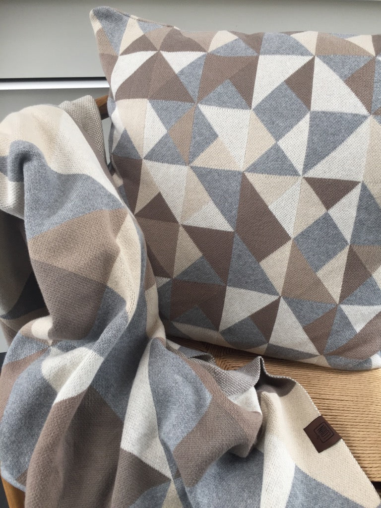 NYHED - LIMITED EDITION - STRIKKET SÆT MED PLAID + PUDE 50X50CM - TRIANGLE - MULTIFARVET