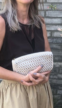 GANSKE FÅ STYK TILBAGE - STRIKKET CLUTCH - MULTIFARVET - 22X11X5 CM (BEIGE/BRUN/BLÅ)