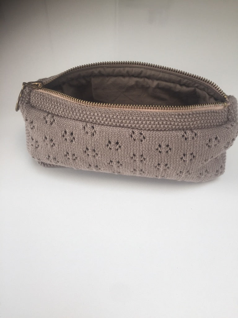 VAREPRØVE - STRIKKET CLUTCH - 22x11x5CM - BROWN