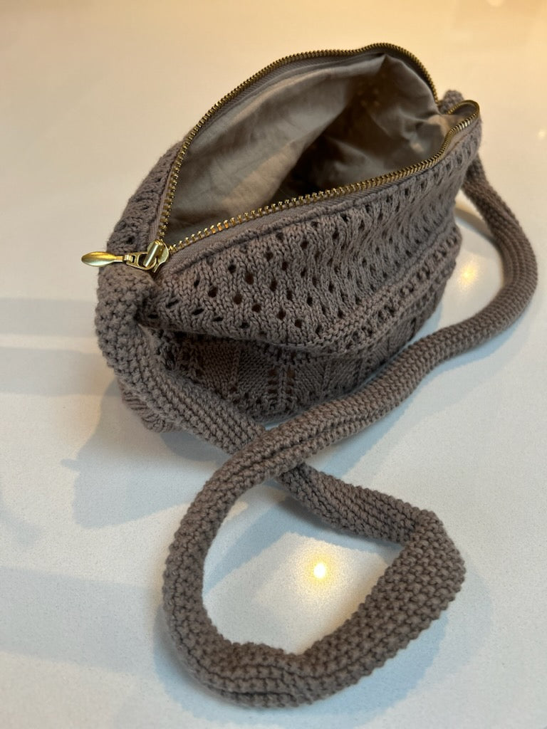 LIMITED EDITION - KNIT CLUTCH - CROSS-BODY CHAIN ​​- 22x11x5CM - EARTH BROWNN