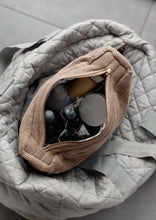 STRIKKET TOILETTASKE - TOTE - KHAKI - 30X22X11 CM - STOR