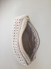 NEW IN - KNITTED CLUTCH - MULTICOLOR - 22X11X5 CM (BEIGE/BRAUN/BLUE)