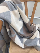 NYHED - LIMITED EDITION - STRIKKET SÆT MED PLAID + PUDE 60X40CM - TRIANGLE - MULTIFARVET
