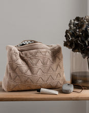 STRIKKET TOILETTASKE - TOTE - KHAKI - 30X22X11 CM - STOR