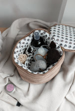 UDGÅET MODEL  - STRIKKET TOILETTASKE  RUND - 15X17CM - KHAKI