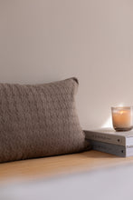 NYHED - STRIKKET PUDE 60X40CM - WAVE - GINGER SNAP