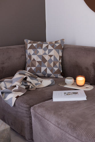 FOTOMODEL - SÆT MED STRIKKET PUDE 50X50CM  + PLAID 140X160CM - TRIANGLE - MULTIFARVET