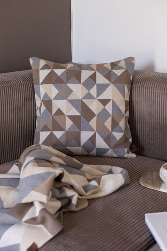 NYHED - LIMITED EDITION - STRIKKET PUDE 50X50CM - TRIANGLE - MULTIFARVET