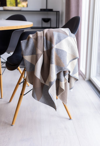 NYHED - LIMITED EDITION - STRIKKET PLAID 140X160CM - TRIANGLE - MULTIFARVET