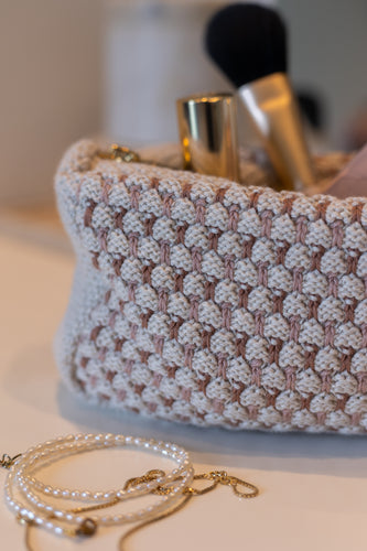 NEW IN - KNITTED CLUTCH - MULTICOLOR - 22X11X5 CM (BEIGE/BRAUN/BLUE)