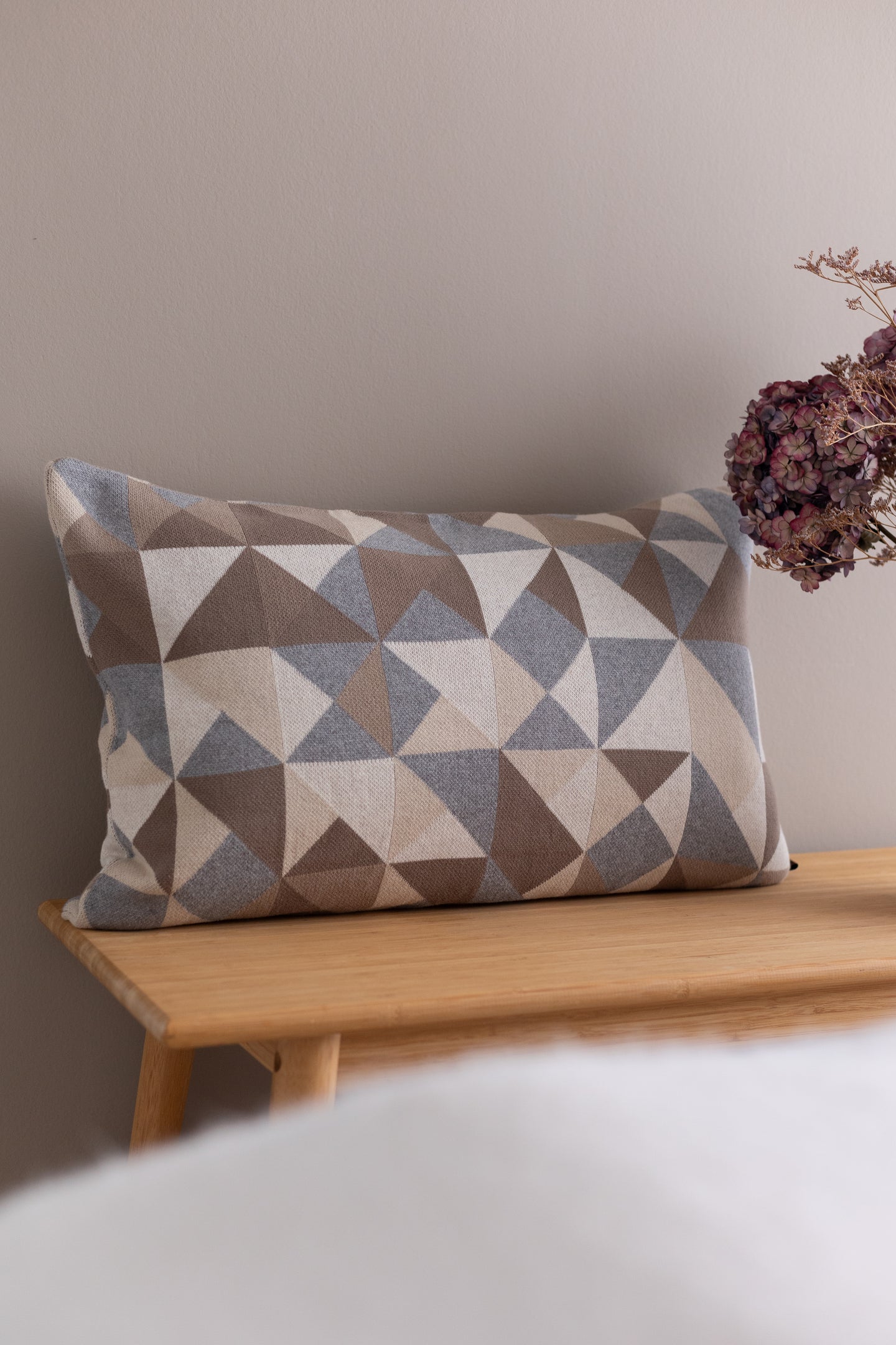 NYHED - STRIKKET PUDE - TRIANGLE - 60x40CM