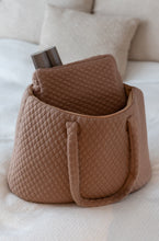 SAMPLE - NYHED  - QUILTET MAXI TASKE - 30X60X20CM - BROWN SUGAR