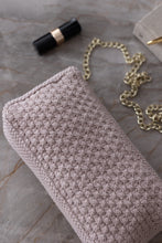NYHED - STRIKKET CLUTCH - CROSS-BODY-KÆDE - HUSTED VIOLET - 22X11X5CM