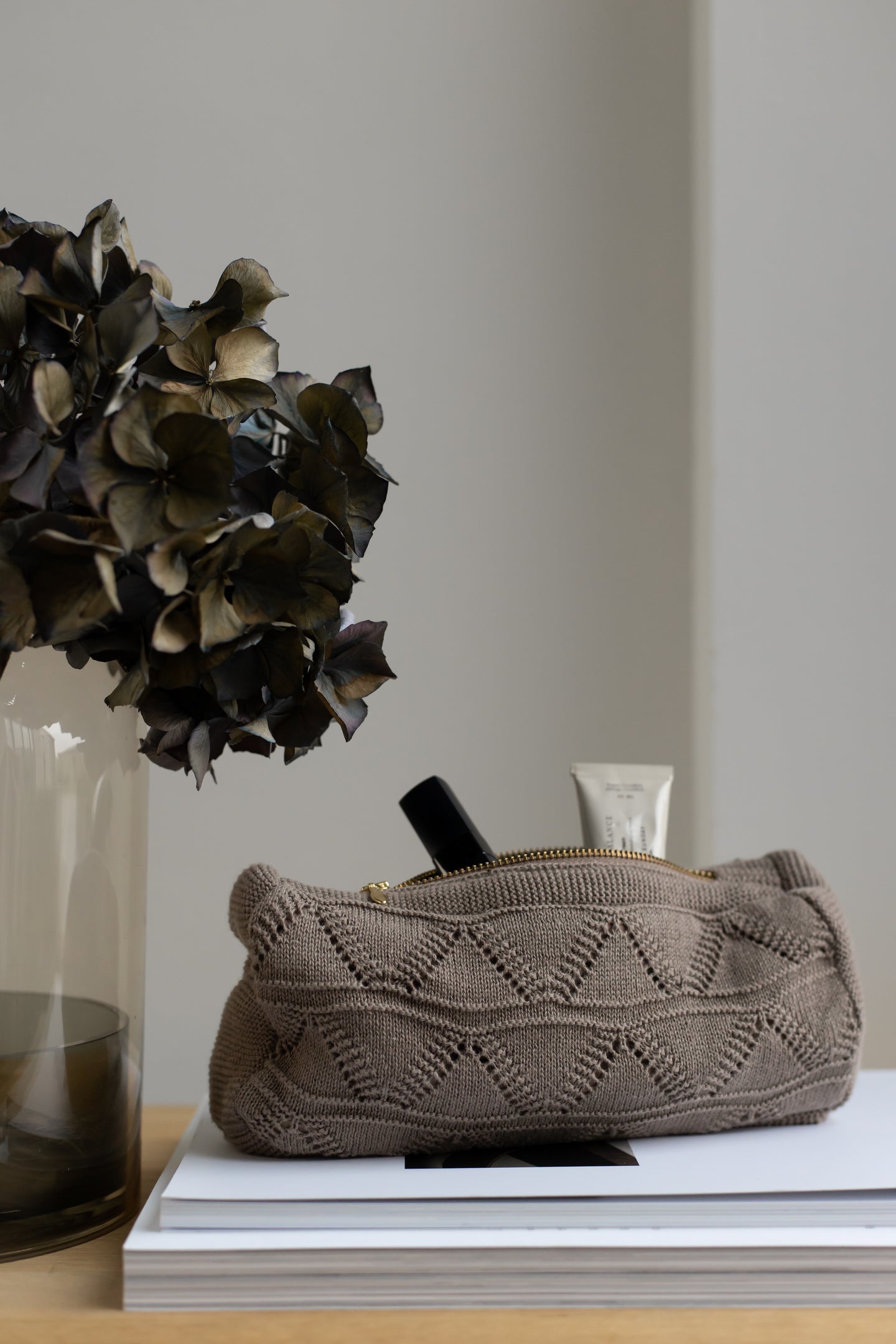NEW IN - KNITTED CLUTCH - MULTICOLOR - 22X11X5 CM (BEIGE/BRAUN/BLUE)