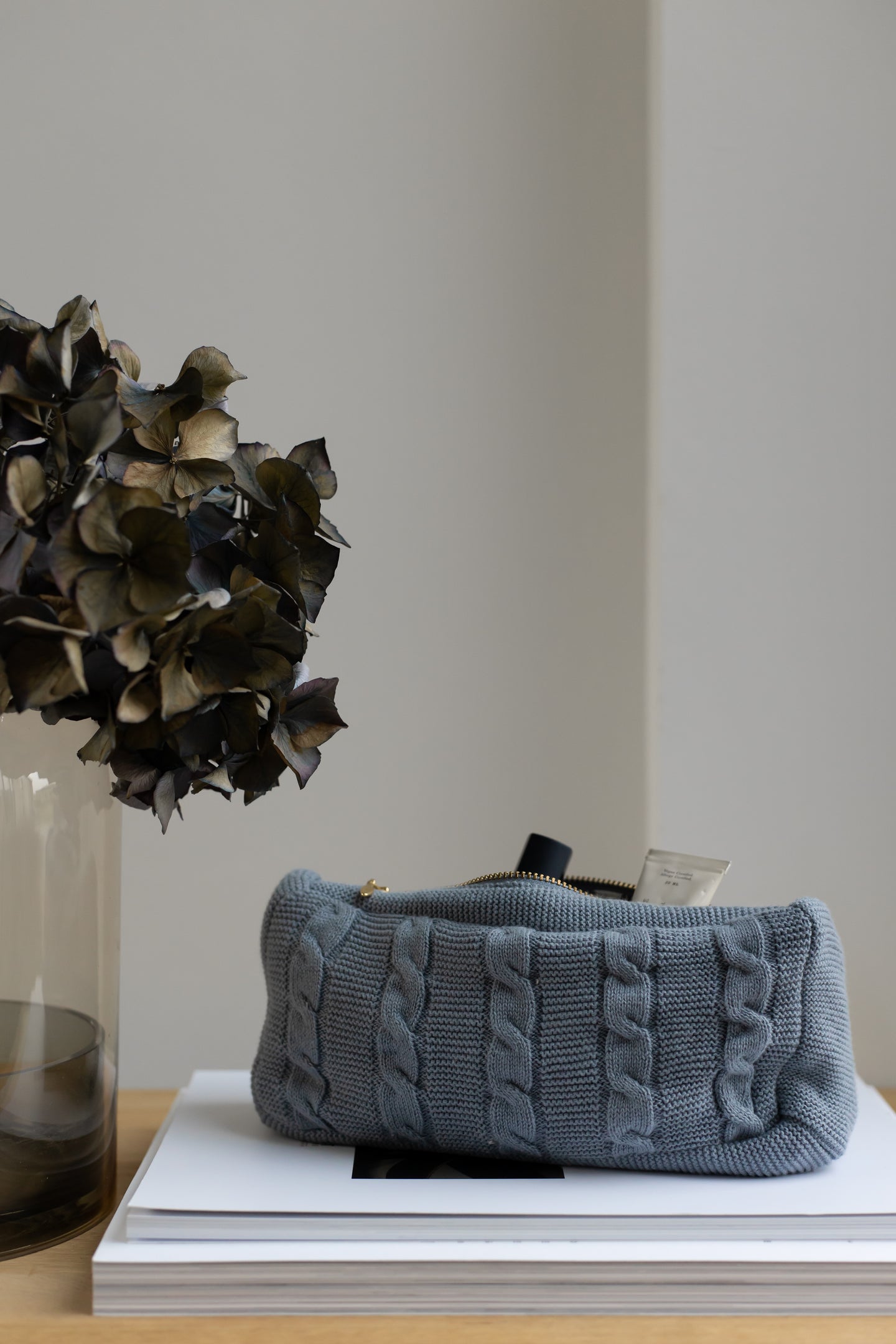 UDGÅET FARVE  - STRIKKET CLUTCH - BLUE - 22X11X5 CM