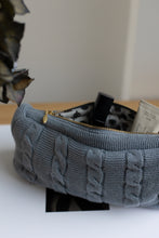 UDGÅET FARVE  - STRIKKET CLUTCH - BLUE - 22X11X5 CM