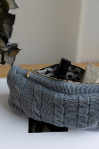 UDGÅET FARVE  - STRIKKET CLUTCH - BLUE - 22X11X5 CM