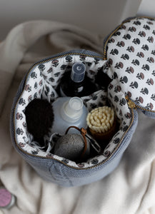 GET A PIECE - KNITTED TOILET BAG - ROUND - GRIFFIN GRAY - 15X17 CM