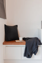 SET - 1X KNITTED PLAID + 1X CUSHION - DARK GRAY