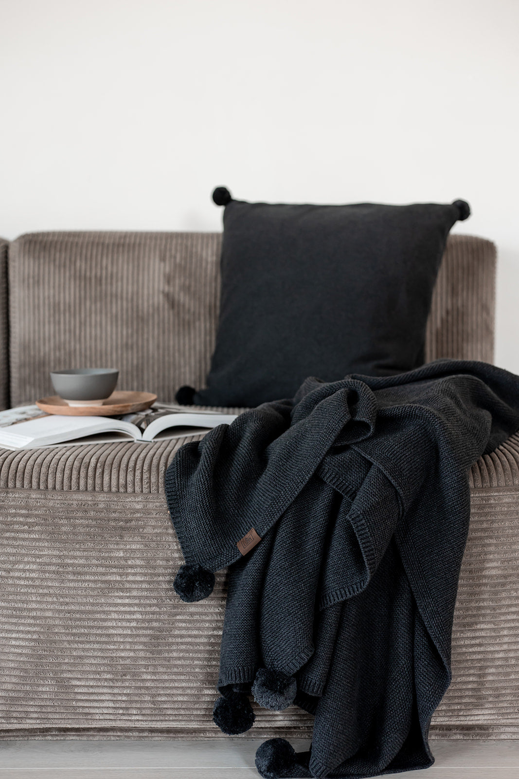 SET - 1X KNITTED PLAID + 1X CUSHION - POMPOM - DARK GRAY