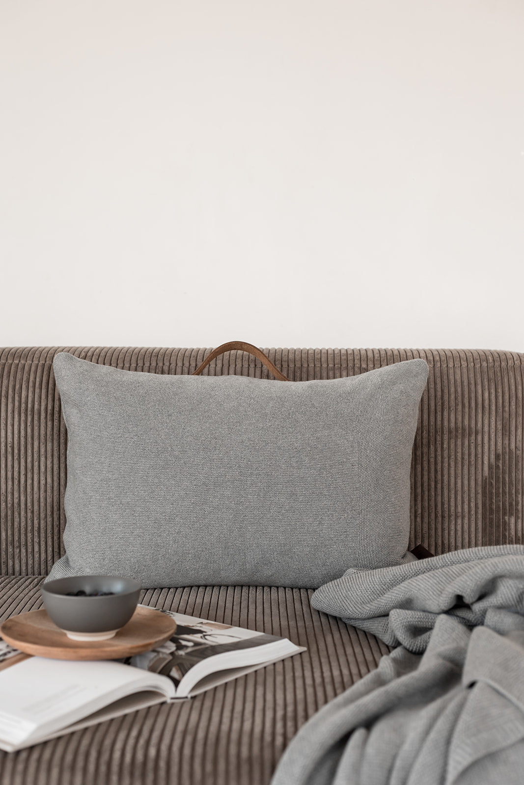 KNITTED CUSHION - LEATHER HANDLE - MEDIUM GRAY MELANGE - 60x40CM