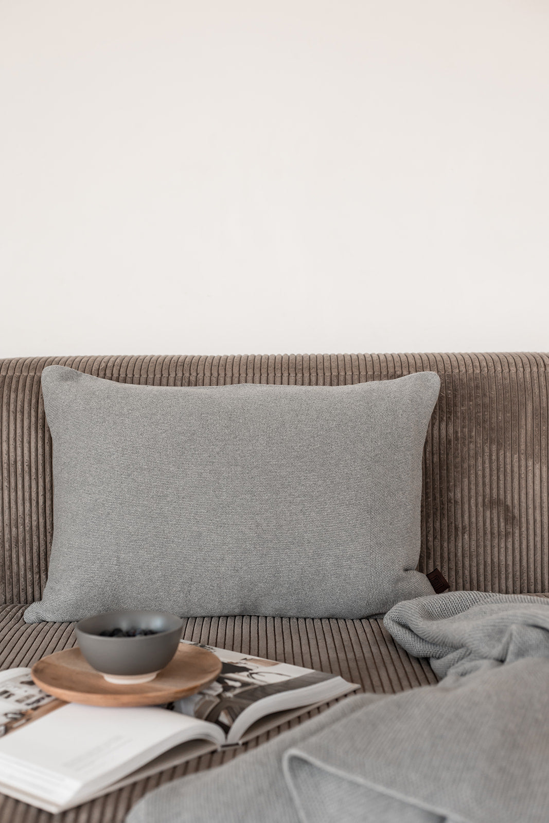 STRIKKET PUDE - MEDIUM GREY MELANGE - 60x40CM