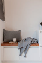 SÆT - STRIKKET PLAID POM-POM + PUDE- MEDIUM GREY MELANGE