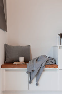 SÆT - STRIKKET PLAID POM-POM + PUDE- MEDIUM GREY MELANGE