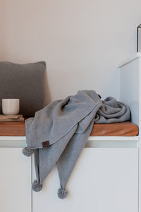 STRIKKET PLAID - MEDIUM GREY MELANGE POM-POM - 140x160CM