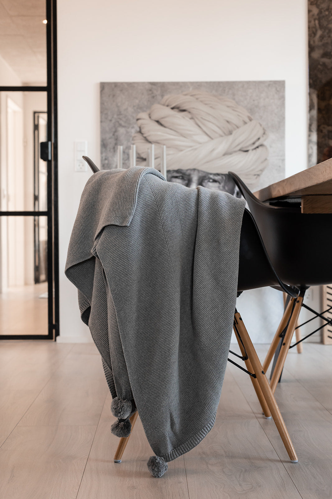STRIKKET PLAID - MEDIUM GREY MELANGE POM-POM - 140x160CM