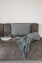 SÆT - STRIKKET PLAID POM-POM + PUDE- MEDIUM GREY MELANGE
