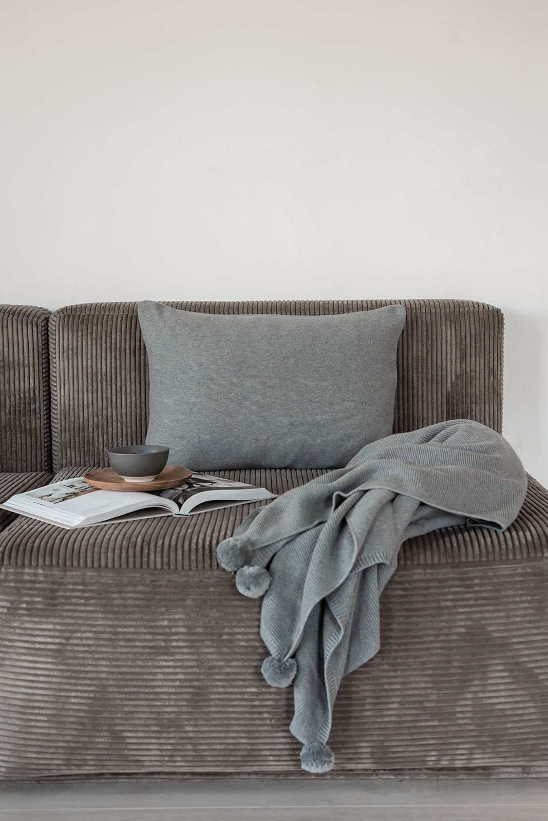 SÆT - STRIKKET PLAID POM-POM + PUDE- MEDIUM GREY MELANGE