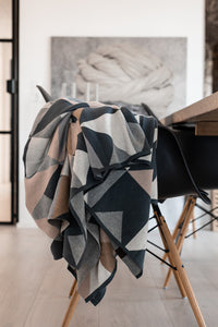 1 SÆT TILBAGE - STRIKKET PLAID 140CM + PUDE 50X50 - TRIANGLE